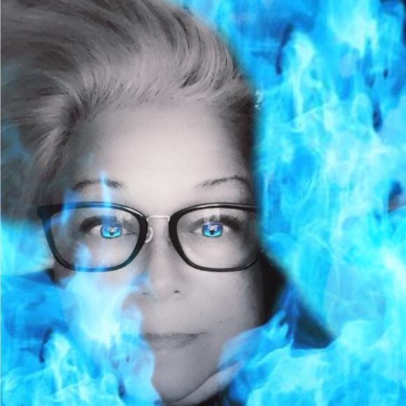 Meet your Posher, Christy. ITS HOLIDAY MADNESS!!! MAKE OFFERS, BUNDLE ETC. - Picture 4 of 4